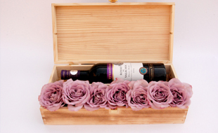 Aranjament trandafiri si vin rosu in cutie lemn natur